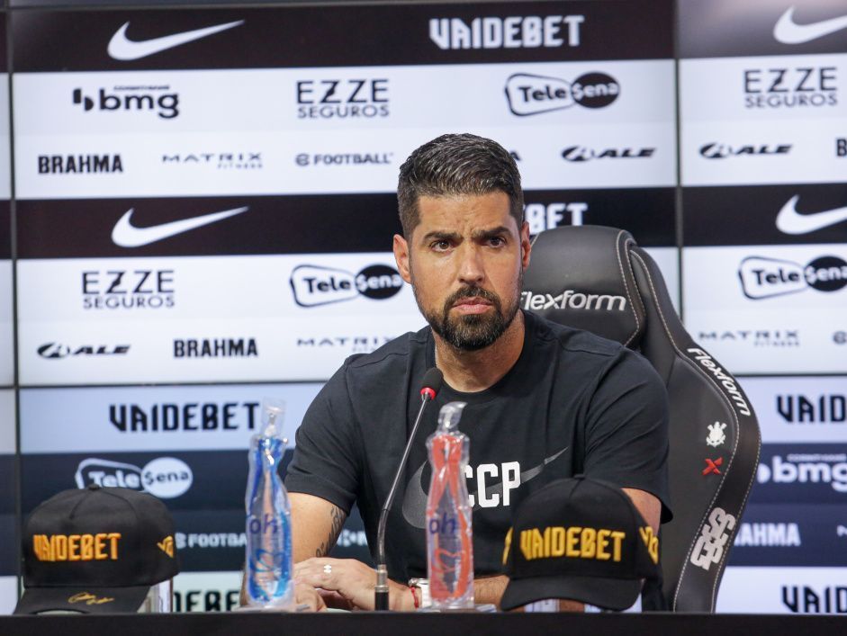 Corinthians demite António Oliveira após mau início no Brasileirão