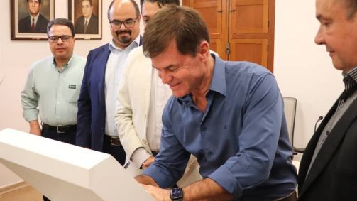 Antônio Pitangui durante a assinatura do protocolo de intenções