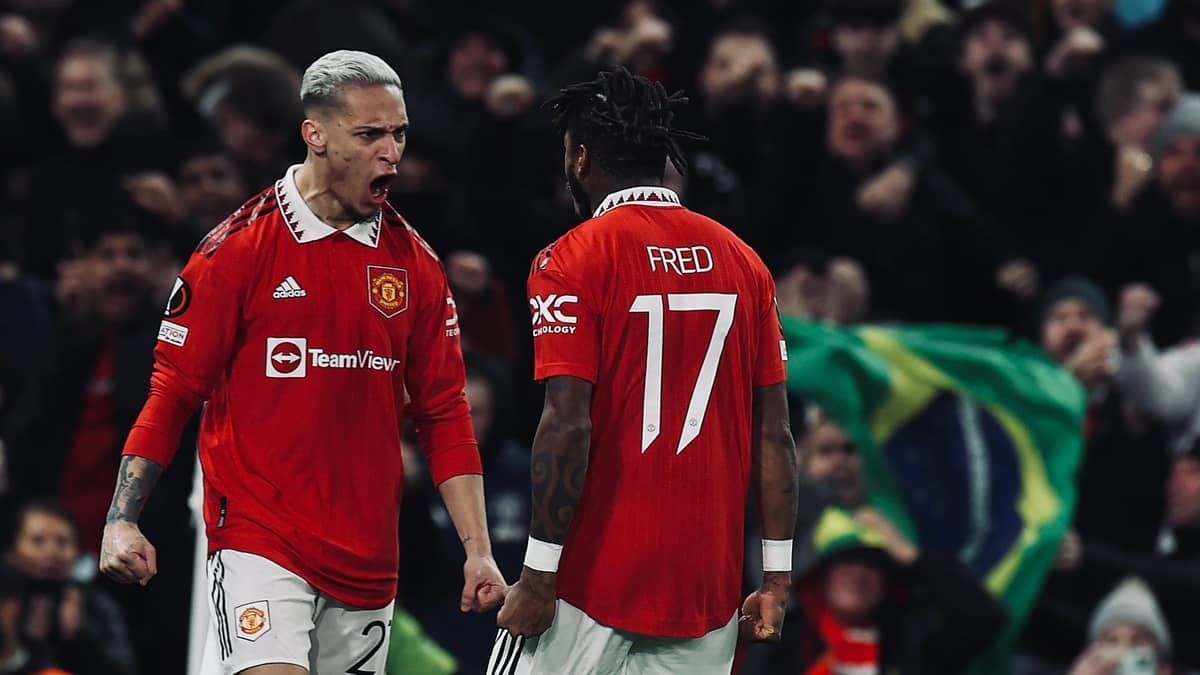 Com gols brasileiros, United vira sobre o Barcelona e avança na Liga Europa