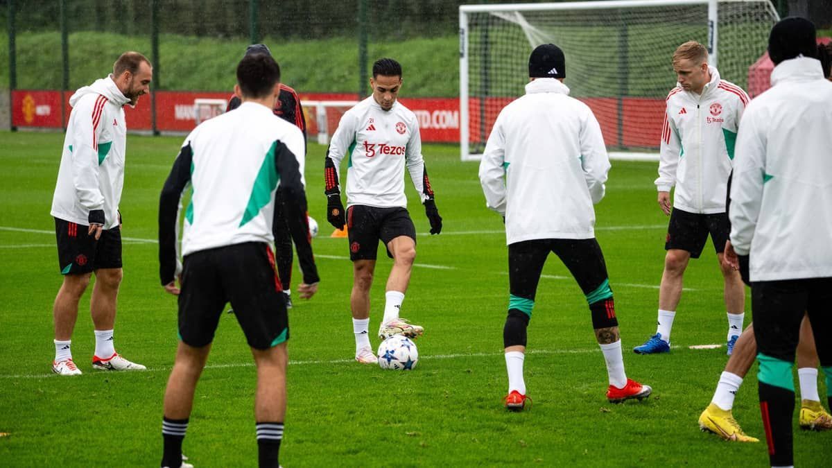 Antony retorna aos treinos do United e pode ser opção na Champions League