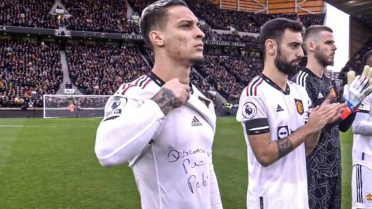 Antony homenageia Pelé durante jogo do Manchester United