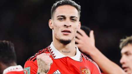 Antony marcou um golaço pelo United nesta terça-feira (10)