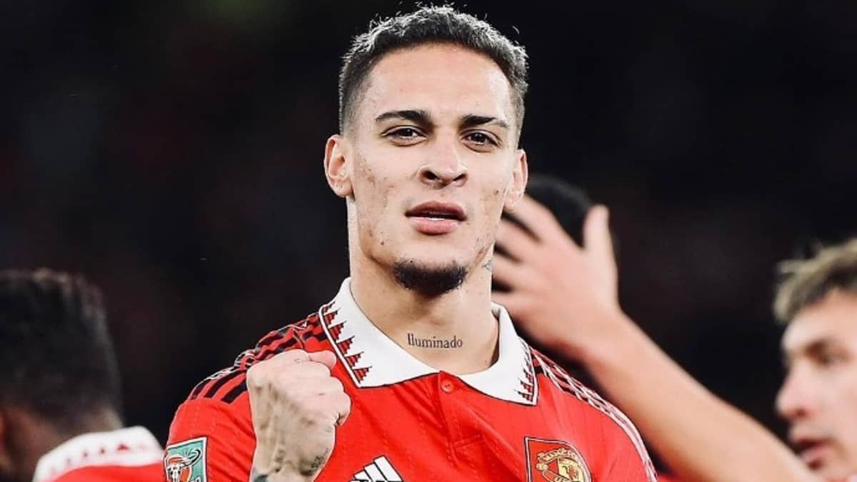 Após quase 20 dias afastado, Antony retorna aos treinos do United
