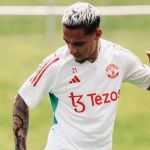 Antony retorna à Inglaterra em meio a acusações de agressão à ex