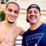Afastado por suspeita de agressão, Antony tira fotos com fãs no Brasil 