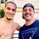 Afastado por suspeita de agressão, Antony tira fotos com fãs no Brasil