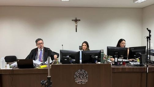 Ao centro, a juíza Marcela Decat de Moura; à esquerda, o promotor Henry Vasconcelos de Castro