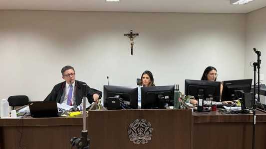 Ao centro, a juíza Marcela Decat de Moura; à esquerda, o promotor Henry Vasconcelos de Castro