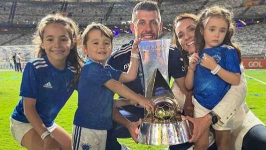 Ao lado da família, Pezzolano comemora título da Série B