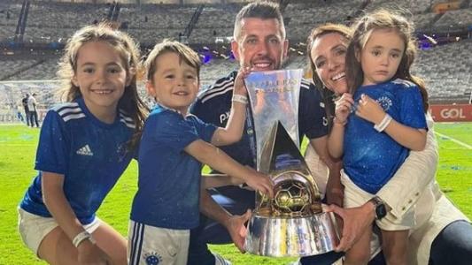 Ao lado da família, Pezzolano comemora título da Série B
