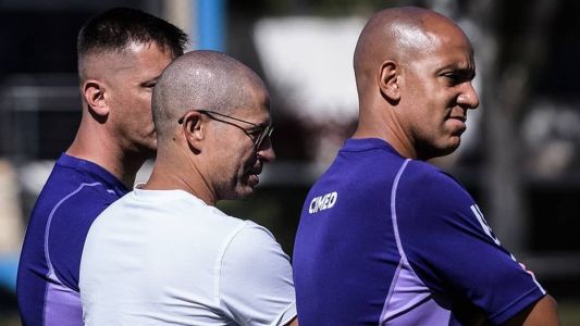 Ao lado de Alex, Pepa observa treino do Cruzeiro na Toca da Raposa II, em Belo Horizonte