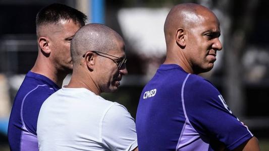 Ao lado de Alex, Pepa observa treino do Cruzeiro na Toca da Raposa II, em Belo Horizonte