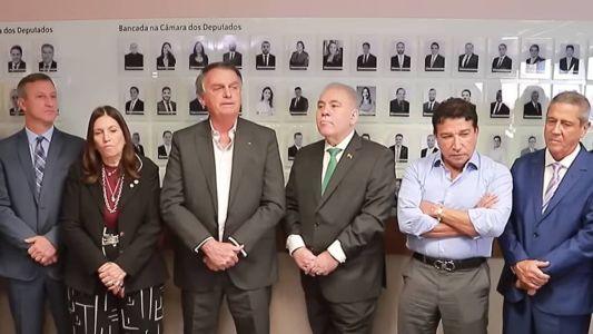 Ao lado de Queiroga e outros aliados, Bolsonaro participou de evento institucional do PL