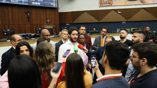 Ao lado de vereadores aliados, Gabriel Azevedo relatou que eles foram ameaçados em meio a sessão na Câmara de BH