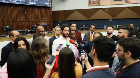 Ao lado de vereadores aliados, Gabriel Azevedo relatou que eles foram ameaçados em meio a sessão na Câmara de BH
