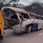 Vídeo: carcaça de ônibus que levava torcedores do Corinthians é guinchada na BR-381