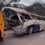 Vídeo: carcaça de ônibus que levava torcedores do Corinthians é guinchada na BR-381