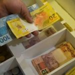 Bancos suspendem consignado para aposentados após governo baixar teto dos juros