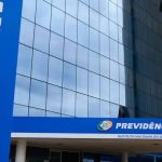 INSS: aposentados e pensionistas que recebem mais de um salário-mínimo começam a receber nesta quarta-feira (1º); veja calendário