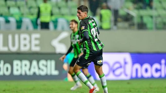 Aos 19 anos, Breno estreou pelo profissional do América contra o Internacional, pela Copa do Brasil