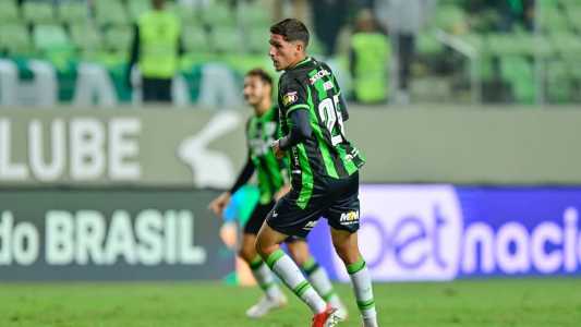 Aos 19 anos, Breno estreou pelo profissional do América contra o Internacional, pela Copa do Brasil
