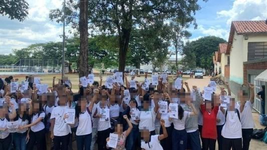 Aos gritos de "Durag fica, racismo sai", vários alunos se reuniram na frente da escola pedindo reivindicações