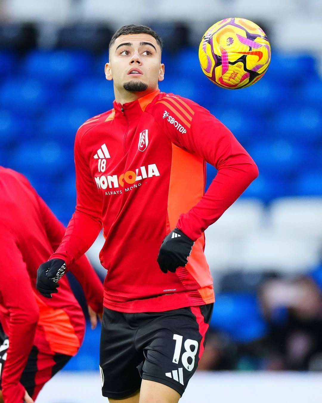 Alvo do Palmeiras, Andreas Pereira atua como titular contra o Chelsea