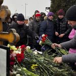 Russos desafiam regime e se reúnem no túmulo de Navalny para lembrar um ano da morte do rival de Putin