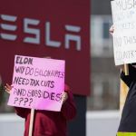 Manifestantes anti-Musk se reúnem em frente às lojas da Tesla nos EUA