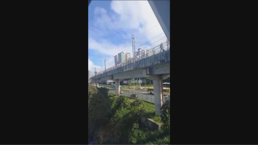 Apagão na Bahia faz passageiros andarem pelos trilhos dos trens.