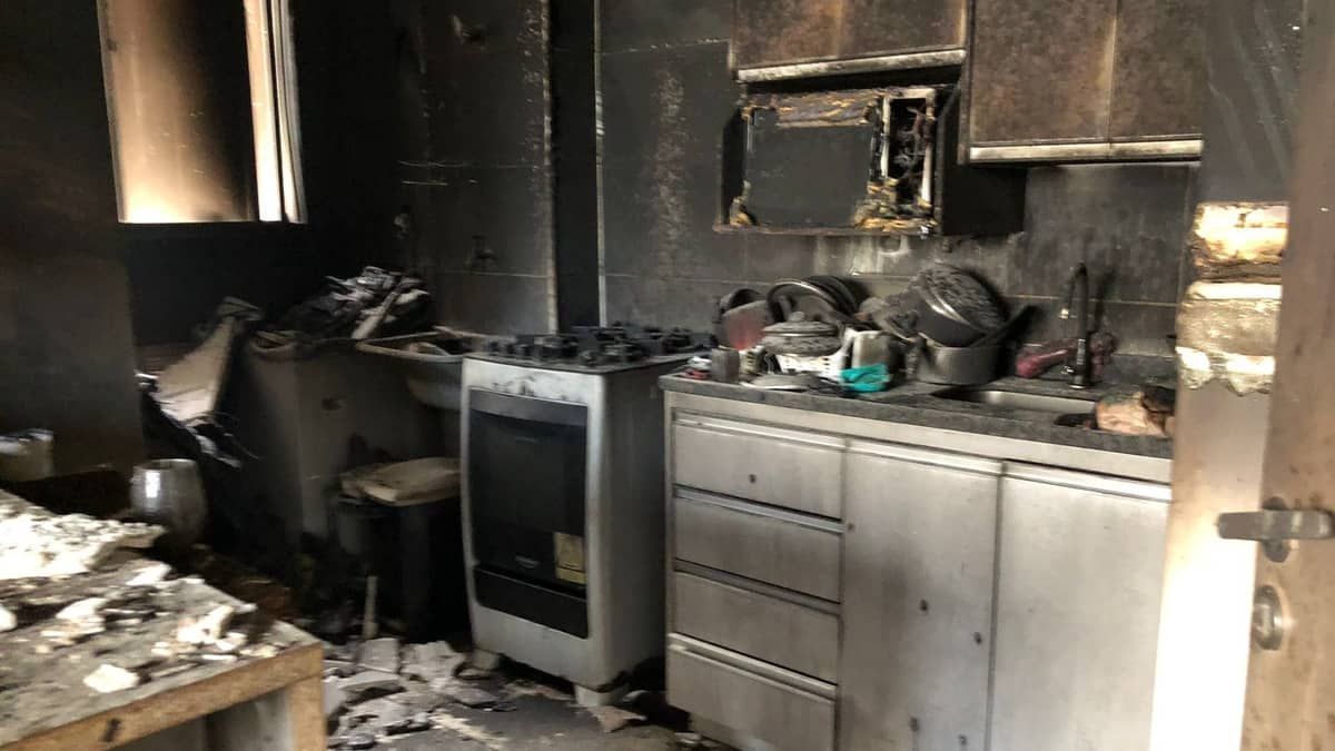 Criança põe fogo na casa dos avós: veja como ficou o apartamento 