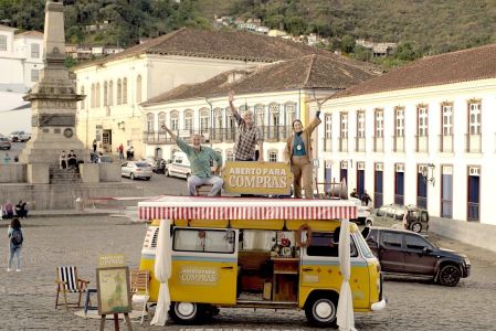 Elenco da série na Praça Tiradentes em Ouro Preto
