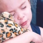 Mãe pede ajuda para encontrar pelúcia que filha com autismo usa para se acalmar