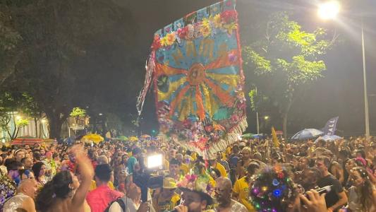 Apenas a faixa da direita está interditada na avenida Afonso Pena