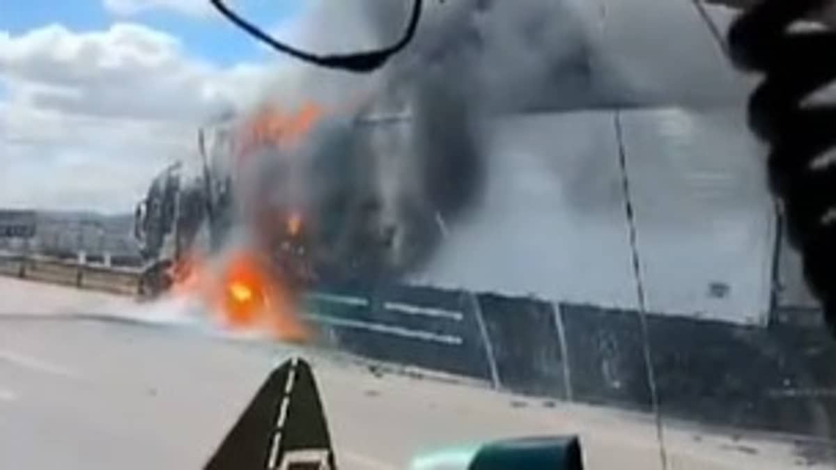 Vídeo: caminhão pega fogo e interdita parcialmente a rodovia Fernão Dias, em Betim