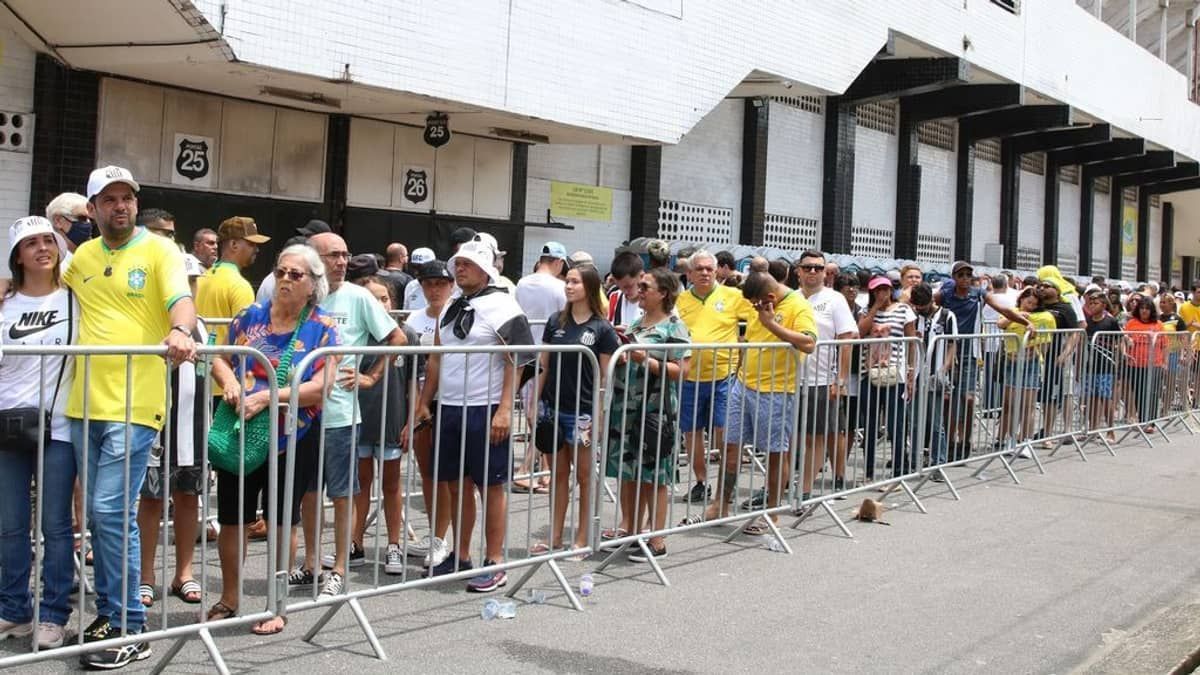 Santos encerra fila para velório de Pelé