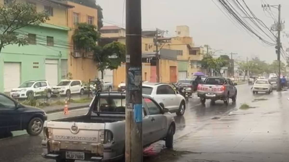 Acidente entre carro e moto deixa um homem ferido e complica trânsito em avenida de BH
