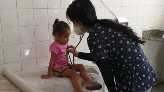 Apesar da amigdalite se manifestar em adultos, as crianças apresentam sintomas mais severos