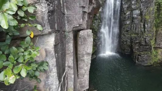 Apesar da área da cachoeira estar liberada para visitação, os banhos ainda estão proibidos