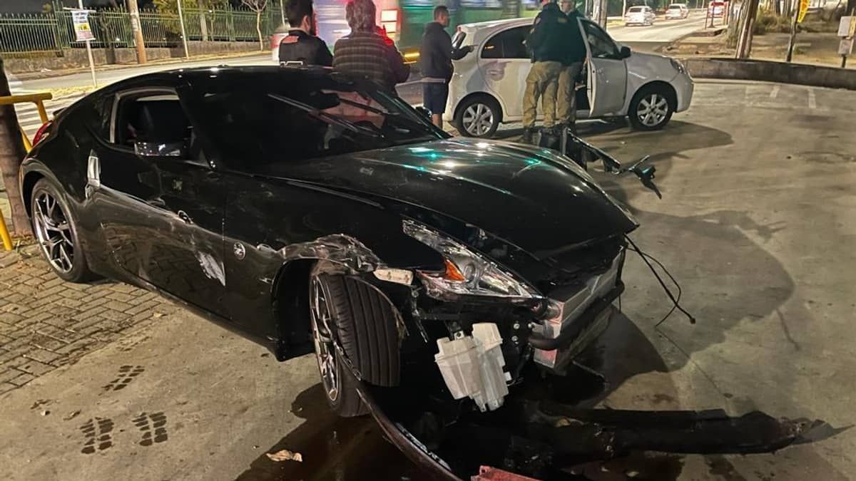 Motorista bêbado bate em dois carros, tenta fugir e atinge árvore em Belo Horizonte
