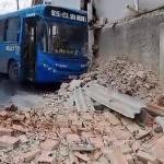 Vídeo: ônibus com dez passageiros perde freio e invade casa em BH
