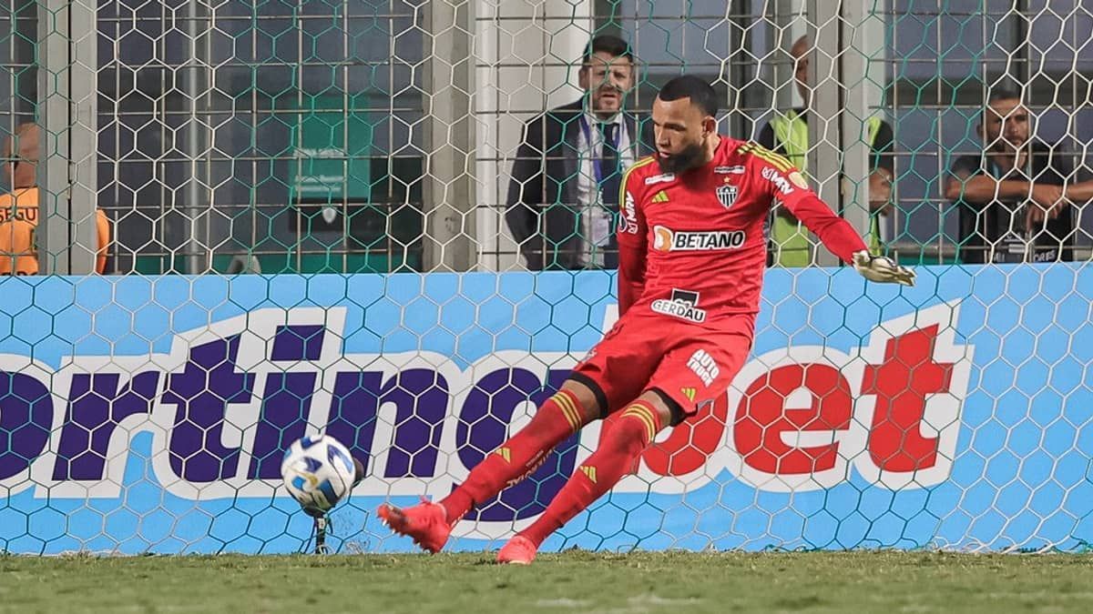 Everson preocupa no Atlético? Goleiro deixa Independência com proteção no braço