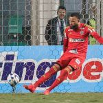 Everson preocupa no Atlético? Goleiro deixa Independência com proteção no braço