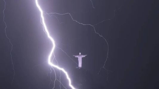 Apesar de ser um fotógrafo amador, o brasileiro Fernando Braga registrou a imagem do Cristo sendo atingido por raios