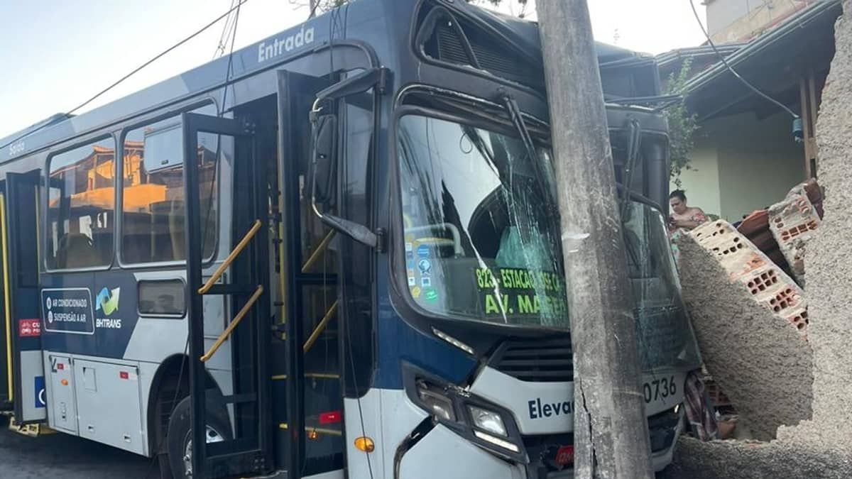 Ônibus perde freio, bate em poste e derruba muro de casa em Belo Horizonte  