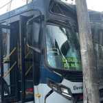 Ônibus perde freio, bate em poste e derruba muro de casa em Belo Horizonte