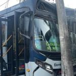 Ônibus perde freio, bate em poste e derruba muro de casa em Belo Horizonte