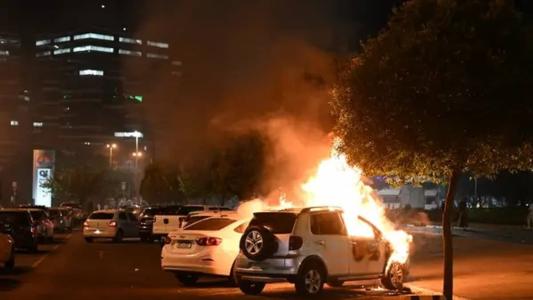 Apoiadores de Bolsonaro atearam fogo em veículos na noite do dia 12 de outubro