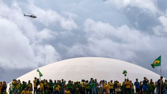 Apoiadores de Bolsonaro invadiram e destruíram prédios públicos na praça dos Três Poderes