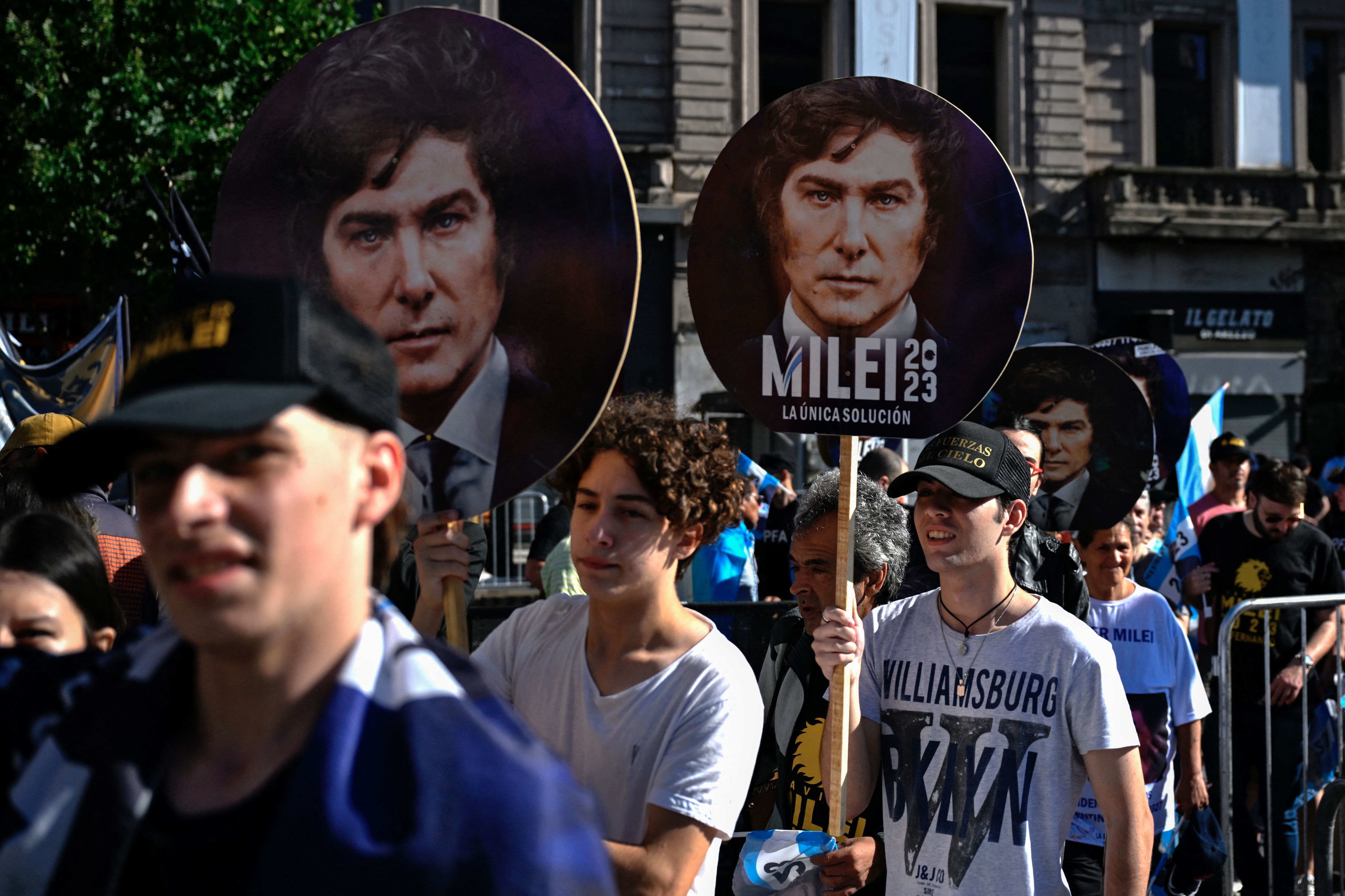 Argentinos se reúnem em frente ao Congresso, em Buenos Aires, para posse de Javier Milei